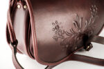 B&A bőr virág dombornyomott design fedéllel készült vadásztáska 28*21 cm - Image 3