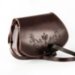 B&A bőr virág dombornyomott design fedéllel készült vadásztáska 28*21 cm